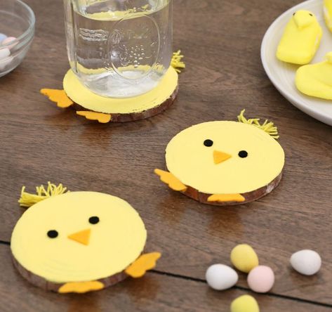 Encourage children to create this fun and functional Easter craft fashioned from wood slices. Easter Chick Craft, Diy – Velikonoce, Easter Wood Crafts, Kid Friendly Crafts, Wood Slice Crafts, Easter Decorations Dollar Store, Easter Decorations Vintage, Easter Craft, Easter Decorations Outdoor