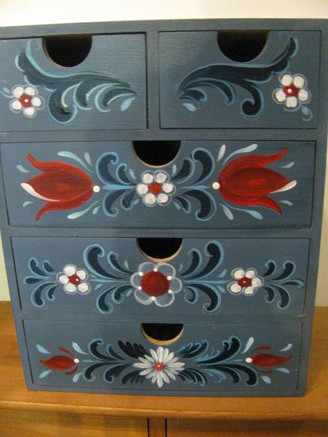 Rosemaling Pattern, Norwegian Rosemaling, Art Pinterest, Painting Walls, Tole Painting Patterns, Folk Art Flowers, Boat Art, Scandinavian Folk Art, Funky Painted Furniture