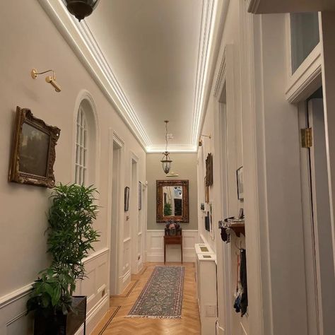 No Natural Light: The Top Hallway Lighting Ideas - Jayne Thomas Long Dark Hallway Solutions, Brighten A Hallway, Parisian Lighting, Narrow Hallway Lighting, Small Hallway Lighting, Modern Hallway Lighting, Dark Hallway, Modern Hallway, Interior Decorating Tips