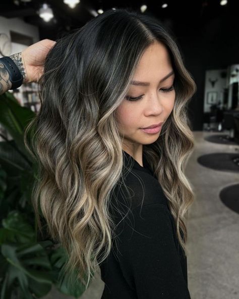 Cool Face-Framing Blonde Balayage for Brunettes Dark To Blonde, Blonde Balayage On Dark Hair, Balayage Brunette To Blonde, Balayage On Black Hair, Black Hair Ideas, Black Hair With Blonde Highlights, Balayage On Dark Hair, Blonde Hair With Roots, Balayage Blond