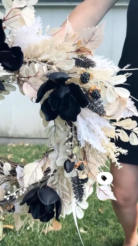 Black Halloween Wreath, Diy Floral Wreath, Fall Thanksgiving Wreaths, Black Wreath, Halloween Mantle, Boho Halloween, Diy Halloween Wreath, Door Wreaths Diy, Chic Halloween