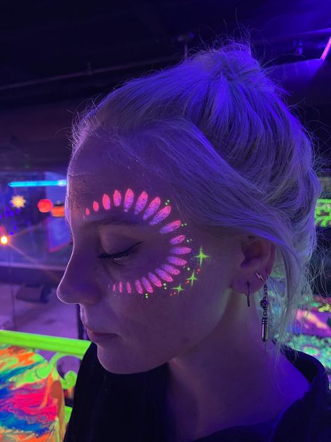 Makeup For Neon Party, Neon Face Paint Designs, Lightening Face Paint, Neon Face Painting Ideas, Glow In The Dark Makeup Look, Glowstick Party Aesthetic, Neon Face Painting Ideas Easy, Glow Body Painting Ideas, Neon Glow Makeup