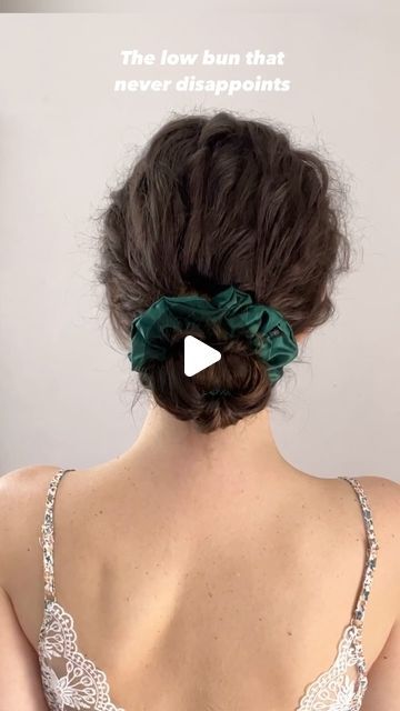 Easy Hair For Curly Hair, Easy Hairstyles For Curly Hair Quick, Curly Hair Bun Tutorial, Curly Hair Low Bun, Bun Curly Hairstyles, Lazy Hairstyles For Curly Hair, Curly Bun Tutorial, Bun For Curly Hair, Simple Hair Bun