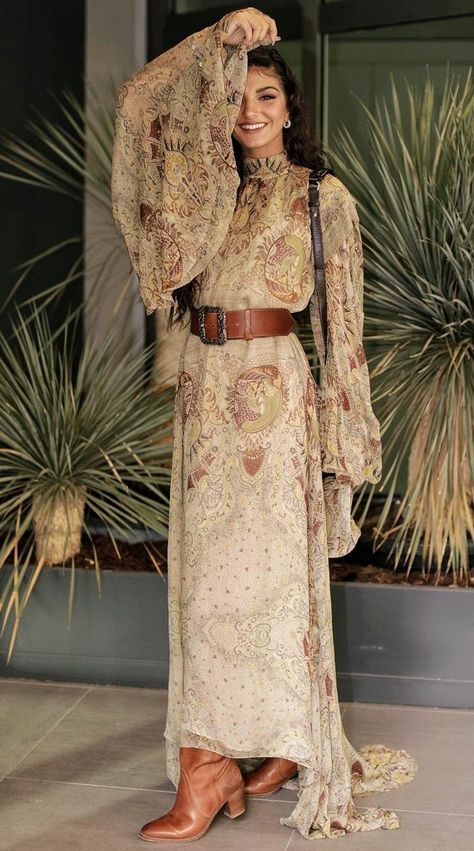 Desert Chic Outfit, Boho Aesthetic Outfit, Nepal Fashion, Desert Chic, 70s Inspired Fashion, Looks Country, Elegant Dresses Classy, Outfit Winter, Chic Outfit