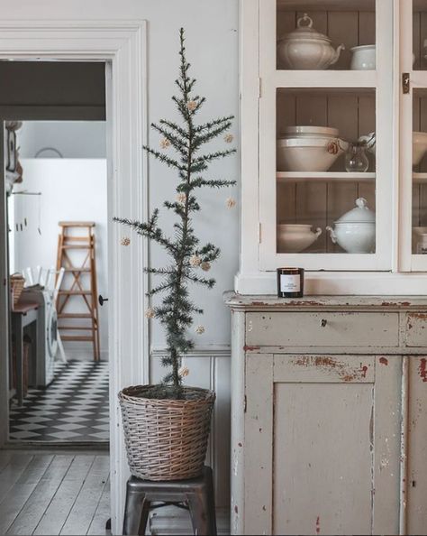 my scandinavian home: 10 Scandi Christmas Decoration Ideas from Mari's Home Christmas Scandinavian Style, Flower Wall Hanging Decor, Scandi Christmas Decorations, Room Hanging Decor, Diy Paper Wall Hanging, My Scandinavian Home, Wall Hanging Ideas, Danish Christmas, Minimalist Christmas Decor