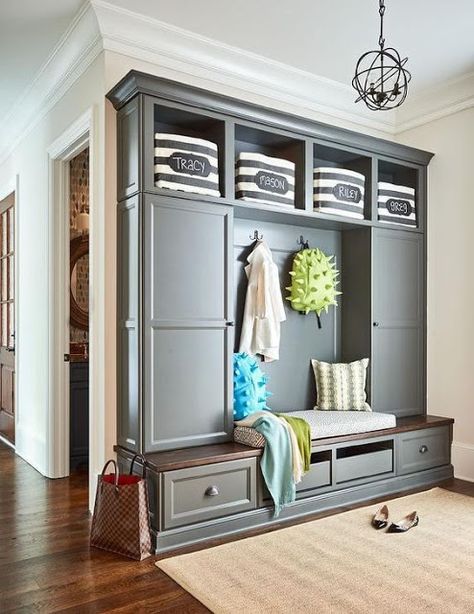 Mudroom Design Ideas - http://homechanneltv.blogspot.com/2016/09/mudroom-design-ideas.html Transitional Laundry Room, Vstupná Hala, Farmhouse Mudroom, Mudroom Lockers, Mudroom Entryway, Mudroom Laundry Room, Farmhouse Entryway, Entryway Bench Storage, Mudroom Design