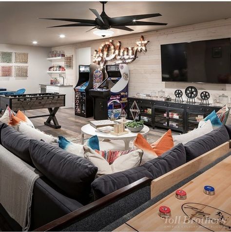 Farmhouse Gameroom, Basement Ideas Hangout Room, Cool Basement Ideas Hangout Room, Kids Hangout Room, Teen Lounge Rooms, Hangout Room Ideas, Teen Hangout Room, Teen Game Rooms, Cool Basement Ideas