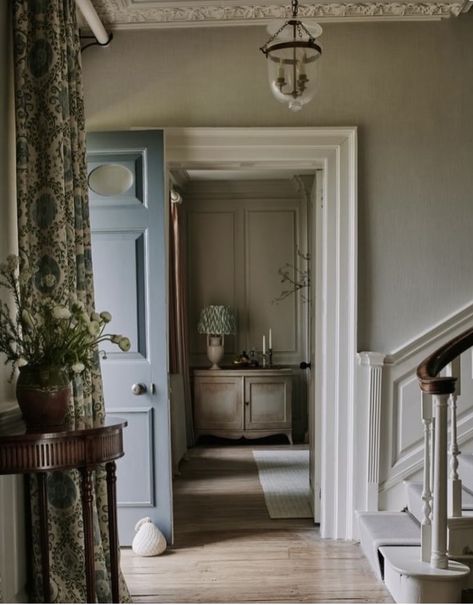 Sims Hilditch Interior Design, Country Manor House Interiors, English Cottage Paint Colors Interior, Cotswolds Interior, Cotswold Interior, Artsy Cottage, English Manor Interior, Cotswold Cottage Interior, English Manor Houses Interior