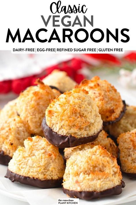 Chewy, lightly sweet vegan macaroons packed with coconut and crunchy dark chocolate, these vegan coconut macaroons are simply the best cookies for the holidays or coconut lovers. Vegan Coconut Macaroons, Macaron Coconut, Vegan Coconut Cookies, Vegan Macaroons, No Bake Coconut Cookies, Coconut Macaron, Coconut Macaroon, Coconut Macaroons Recipe, Vegan Pastries