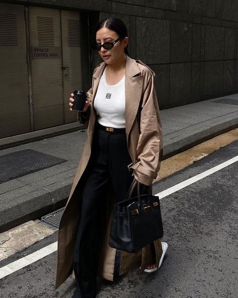 Loewe Top Outfit, Loewe Jacket, Longline Trench Coat, Smart Casual Dress, Top Street Style, Trench Coat Outfit, Look Expensive, Coat Trends, Smart Casual Outfit