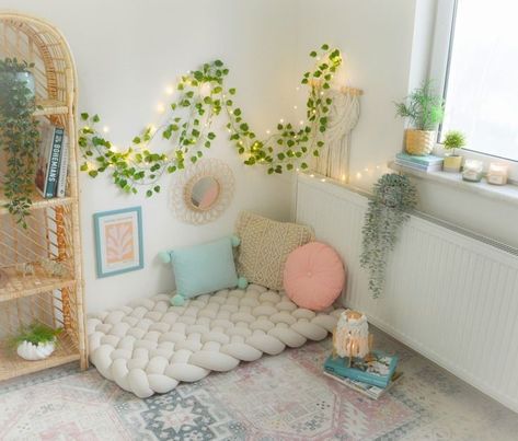 Cozy Corner Floor Seating, Floor Cozy Corner, Pink Boho Living Room Decor, Cozy Pillow Corner, Cozy Floor Corner, Floor Seating Living Room Indian, Floor Sitting Ideas Bedroom, Pillow Corner Floor, Aesthetic Corner Room