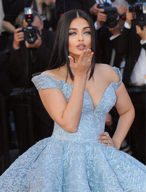 Aishwarya Rai 90s, Aishwarya Rai Without Makeup, Michael Cinco Gowns, Aishwarya Rai Makeup, Aishwarya Rai Pictures, Aishwarya Rai Photo, Michael Cinco, Blouse Casual Fashion, Aishwarya Rai Bachchan