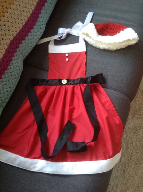 Santa's inspired apron Santa Apron, Holiday Aprons, Ideas Navideñas, Cute Sewing Projects, Christmas Crafts To Make, Christmas Aprons, Waist Apron, Aprons Patterns, Dress Up Outfits