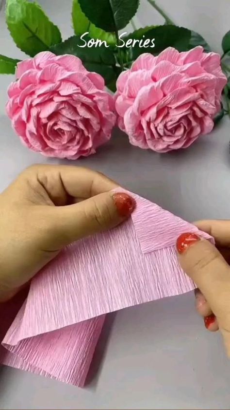 Diy Flower Template, Diy Flores, Easy Paper Flowers, Making A Bouquet, How To Make Paper Flowers, Handmade Flowers Paper, Fabric Flowers Diy, Christmas Gift Basket, Christmas Gift Baskets