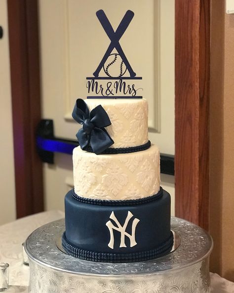 Baseball Wedding Cake, Yankee Cake, Hershey Lodge, Baseball Wedding, Yankees Fan, Grooms Cake, Ny Yankees, Wedding Cake Designs, Theme Ideas