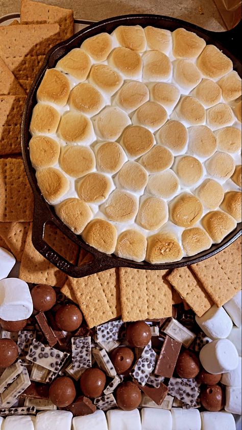 Board Night Dessert, Smores Dip Charcuterie Board, Dessert Charcuterie Board Smores, Smores Astetic, S’mores Dip Charcuterie Board, S’more Charcuterie, Dip Charcuterie Board, Smores Aesthetics, Smore Dip