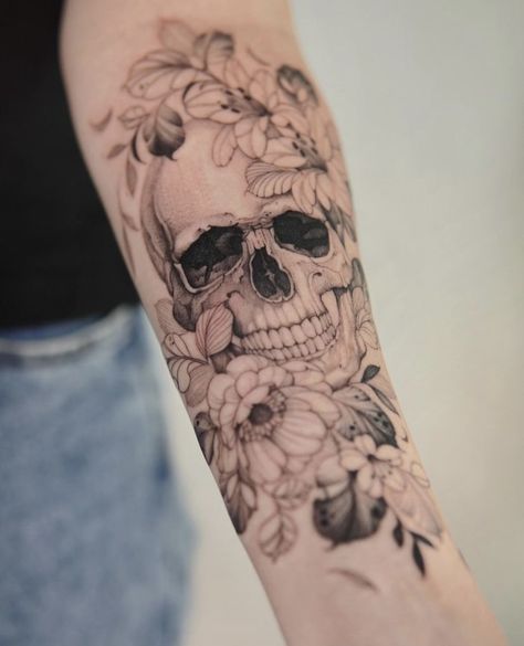 Floral Skull Tattoos, Skull Tattoo Flowers, Feminine Skull Tattoos, Skull Rose Tattoos, Wrist Tattoo Ideas, Skull Sleeve Tattoos, Skeleton Tattoos, Muster Tattoos, Skull Flower