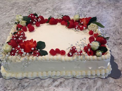 Cake with fresh fruit and flowers Square Cake With Fruit Decoration, Sheet Cake With Fruit On Top, Cake Decorated With Fruit, Sheet Cakes Decorated, Wedding Sheet Cakes, Fruit Wedding Cake, Fruit Cake Design, Fresh Fruit Cake, Rectangle Cake