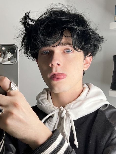 WhatsApp Antonio Smaniotto, Aesthetic Wattpad, Messy Hair Look, Black Hair Blue Eyes, Boy Face, Gray Eyes, Messy Hair, Aesthetic Guys, Handsome Anime Guys