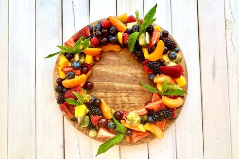 Creative Christmas Treats, Festive Fruit Salad, Easy Christmas Recipes, Christmas Fruit Salad, Christmas Recipes For Kids, Christmas Tree Brownies, Dressing For Fruit Salad, Fruit Salad Recipe, Fruit Wreath