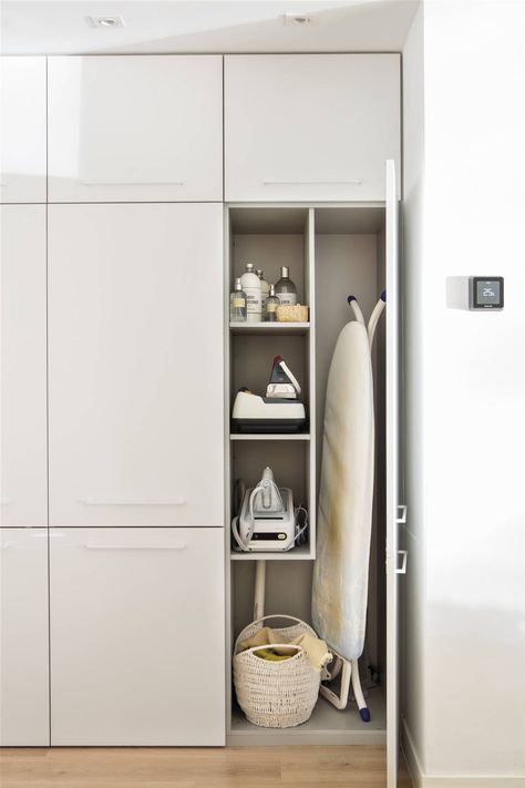 Una cocina con plano y presupuesto: tiene mil armarios Utility Room Storage, Hotel Lobby Design, Laundry Room Layouts, Laundry Design, Modern Laundry Rooms, Laundry Room Remodel, Laundry Room Inspiration, Bedroom Closet Design, Wardrobe Design Bedroom