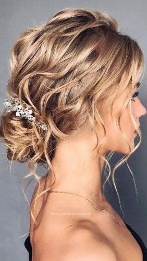 Beautiful piecey low-bun wedding hair style #BridalInspo Wavy Wedding Hair, Wedding Hairstyles Medium Length, Bridal Hair Updo, Flower Girl Hairstyles, Low Bun, Short Wedding Hair, Penteado Cabelo Curto, Wedding Hairstyles Updo, Wedding Hair And Makeup