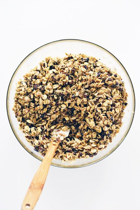 Homemade Superfood Granola - The Easiest Healthy Recipe! Superfood Granola Recipe, Superfood Granola, Chia Pudding Recipes Healthy, Zucchini Chocolate Chip Muffins, Easy Homemade Granola, Granola Ingredients, Superfood Breakfast, Homemade Granola Healthy, Granola Recipe Homemade