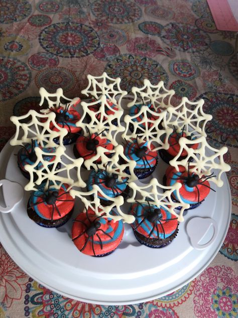 Spiderman Pull Apart Cupcakes Number 3, Easy Spiderman Cupcakes, Spider And His Amazing Friends Birthday Decor, Spidey Birthday Cupcakes, Spidey And His Amazing Friends Birthday Diy, Spidey And Friends Cupcakes, Spidey And His Amazing Friends Cupcakes, Spider Man Food Ideas, Spidey And His Amazing Friends Birthday Food