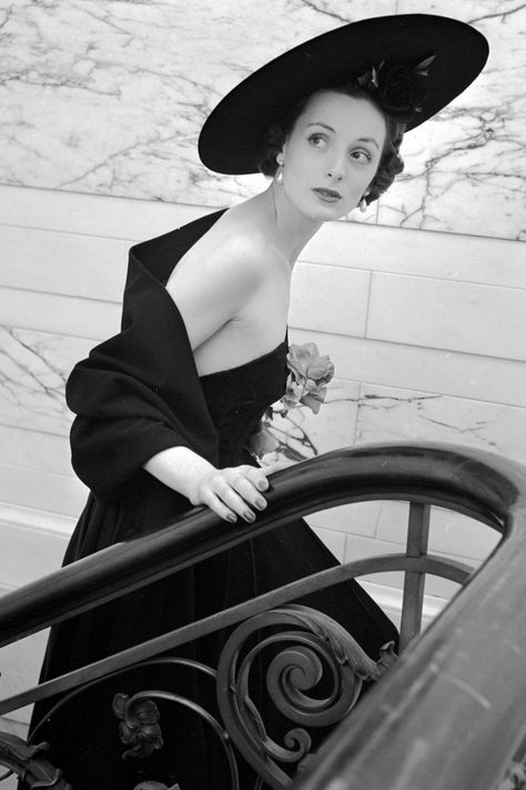 In Photos: Dior in the 1940's  - HarpersBAZAAR.com Cartwheel Hat, Nina Leen, Dior New Look, Fashion 1940s, Glamour Vintage, Photo Noir, Strapless Evening Dress, Look Retro, Dior Vintage