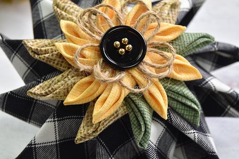 no-sew-quilted-sunflower-prairie-point-pinwheel-ornament-5 Pinwheel Craft, Pinwheel Pattern, Large Christmas Ornaments, Prairie Points, Victorian Christmas Ornaments, Farmhouse Christmas Ornaments, Ornament Diy, Quilted Ornaments, Quilted Christmas Ornaments