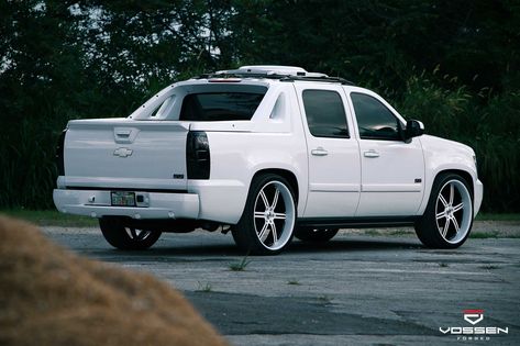 Bad Boy White Chevy Avalanche SS Customized to Stand Out Avalanche Truck, Car Travel Hacks, Best Suv Cars, Silverado Truck, Tacoma Truck, Best Suv, White Truck, First Cars, Chevy Avalanche