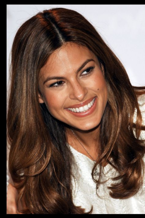 Eva mendes chocolate brown hair with subtle highlights Eva Mendes Hair, Eva Mendez, Hair Colorful, Golden Brown Hair, Eva Mendes, Hair Envy, Gorgeous Makeup, Brunette Hair, Brown Hair Colors