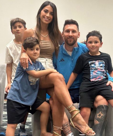 Lionel Messi Wife, Messi And Wife, Sports Drawing, Wallpaper Sport, Lionel Messi Posters, Aesthetic Sports, Sports Wallpaper, Messi Poster, Antonella Roccuzzo