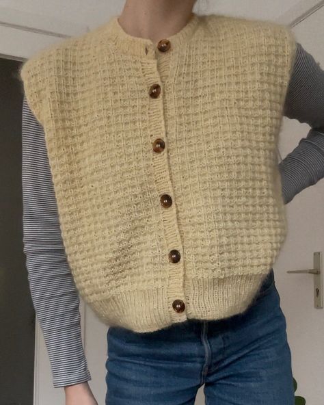 #waffle_loop_cardigan I’ve never knew knitting up a specific colour can add so much joy to knitting and the grey weather 🌪️🍋 I loved the waffle texture for so long now and it was long overdue I knitted one of the pieces from @otherloops waffle- series! Now I’m hooked and I think I’ll need to make more 🫶🏻 This one is currently being tested and is probably released really really soon… Mine only needs some sleeves and I am ready look like a human waffle all winter 🧇🧇🧇 (ad/testknit) ___________... Grey Weather, I Am Ready, The Grey, Texture, Human, Knitting, Grey, Pins