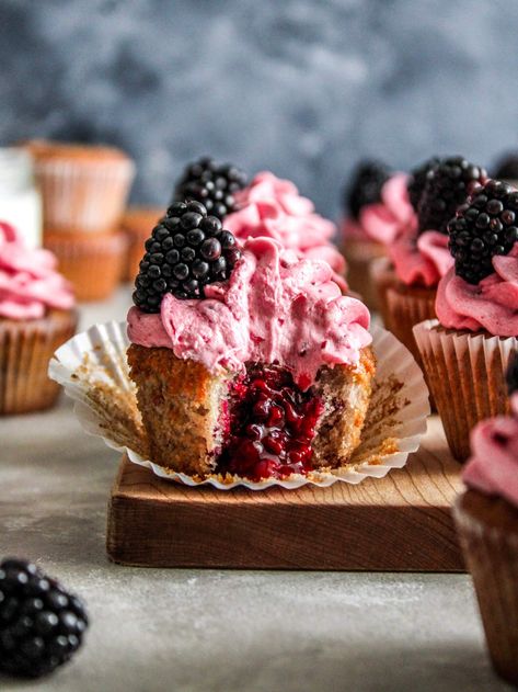 Blackberry Buttercream Frosting, Blackberry Dessert Recipes, Blackberry Cupcakes, Blackberry Buttercream, Cookies And Cream Frosting, Cupcake Recipes From Scratch, Chocolate Cupcakes Filled, Homemade Chocolate Frosting, Best Chocolate Cupcakes