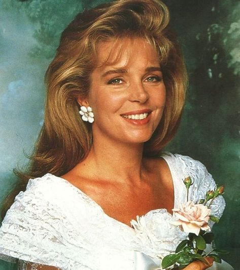 Queen Noor Of Jordan, Queen Noor, Middle Eastern History, Royal Women, Gala Gown, Princess Diana Pictures, Abstract Wallpaper Design, Cute Jokes, Character Aesthetic