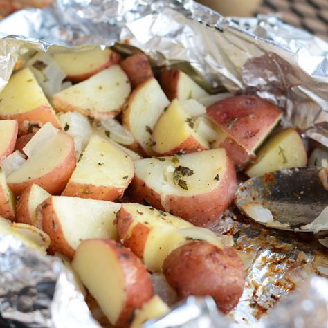 Foil Pack Grilled Red Potatoes - Fit Foodie Finds Grilled Potatoes In Foil, Grilled Red Potatoes, Foil Potatoes On Grill, Red Potato Recipes, Bbq Potatoes, Foil Pack Dinners, Foil Pack Meals, Red Skin Potatoes, Roasted Red Potatoes