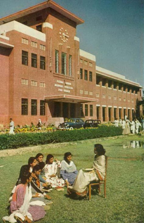 Pakistan In The 70s, Indian Student Aesthetic, Lahore Aesthetic, Purana Pakistan, Fatima Core, Pakistan Vintage, Fatima Jinnah, Pakistan Art, Pakistani Art