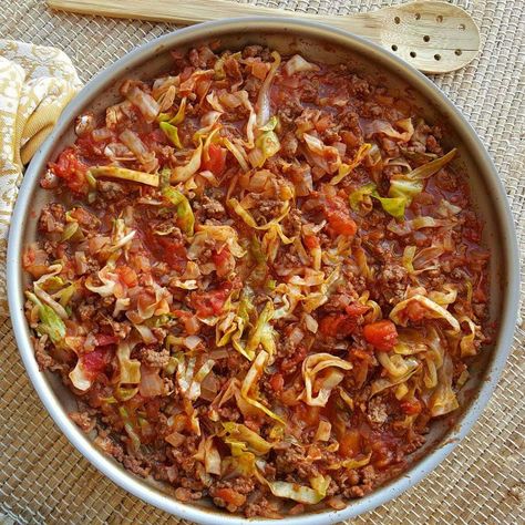 This is one of our SIMPLEST Dinner ideas, yet...and gosh...it's GOOD! Try this one! Serves 4 Ingredients: 1 pound grass-fed ground beef 1 yellow onion, diced 1 small head green cabbage, chopped into strips 2 cloves garlic, minced 1 (14.5-oz) can organic diced tomatoes, including juice (you could... Cabbage Skillet, Ground Beef And Cabbage, Clean Food Crush, Food Crush, Cabbage Soup, Clean Food, Grass Fed Beef, One Pan, Beef Dishes