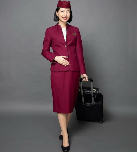 Nursing Wallpaper, Airline Uniforms, Chic Short Hair, Feminine Skirt, Qatar Airways, Cabin Crew, Flight Attendant, Skirt Suit, Qatar