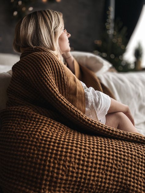 Blanket Photoshoot, Blanket Bag, Linen Blanket, Rustic Sofa, Waffle Blanket, Cinnamon Powder, Fabric Structure, Trends 2024, Linen Bag