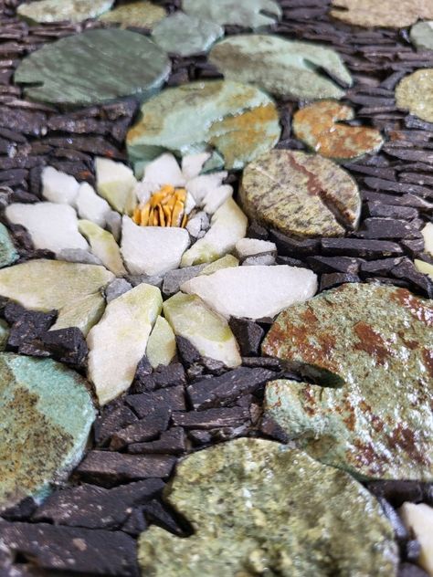 Mosaic Garden Pavers, Mosiacs Projects Diy, Rock Mosaics, Nature Mosaic, Pretty Tiles, Mosaic Art Diy, Mosaic Rocks, Mosaic Garden Art, Mosaic Art Projects