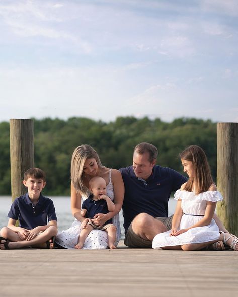 Dock Family Photoshoot, Unique Family Photos, Big Family Photos, Lake Dock, Family Photoshoot Poses, Bay Photo, Family Of 5, Lake Photos, Family Picture Poses