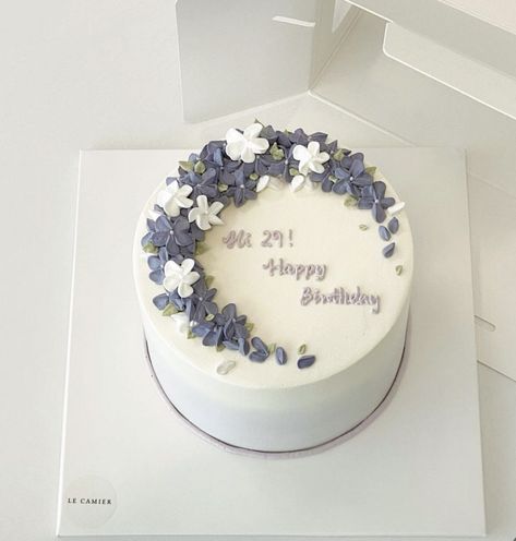 Birthday Cake With Purple Flowers, Purple Birthday Cake Aesthetic, White Cake With Purple Flowers, Birthday Cake Aesthetic Purple, Blueberry Cake Design, White Bento Cake, Flowers Aesthetic Birthday, Purple Cake Aesthetic, Simple Aesthetic Birthday Cakes