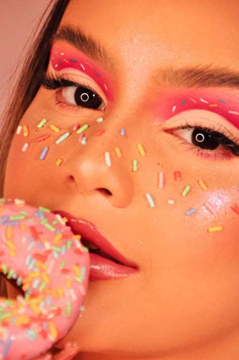 Candy Makeup Artist, Candy Themed Makeup Looks, Donut Face Paint, Ice Cream Makeup Looks, Donut Makeup Look, Sprinkles Costume, Candy Inspired Makeup, Candy Makeup Look, Candyland Makeup