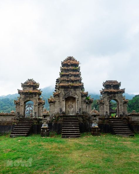 NOW! Bali Magazine on Instagram: “Gubug Temple at Lake Tamblingan, Munduk 🏛🙏⛰  A highlight of this highland lake is this stunning and isolated temple. It retains much of its…” Lake Tamblingan, Oc Ideas, Big Ben, Places To See, Bali, Temple, Lake, Magazine, Building