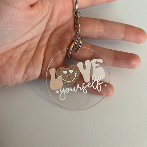 Cricut Keyrings, Vinyl Keychain Ideas, Acrylic Keychain Ideas, Cricut Keychains, Keychain Vinyl, Acrylic Key Chains, Vynil Ideas, Vinyl Acrylic, Christmas Wallpaper Iphone Cute