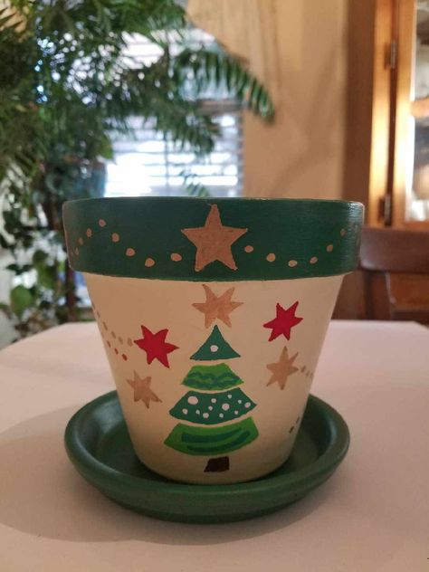 image 0 Scarecrow Painting, Christmas Pots, Painted Clay Pots, Christmas Planters, Christmas Crafts For Kids To Make, Christmas Plants, Flower Pot Crafts, Christmas Clay, Painted Flower Pots