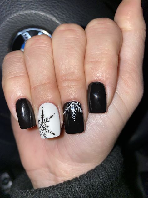 Black And White Christmas Nails Short, Black Winter Nail Ideas, Black And White Snowflake Nails, Black And White Winter Nails, Black Nails With Snowflakes, Snowflake Design Nails, Black Snowflake Nails, January Nail Colors Winter, Black And White Christmas Nails