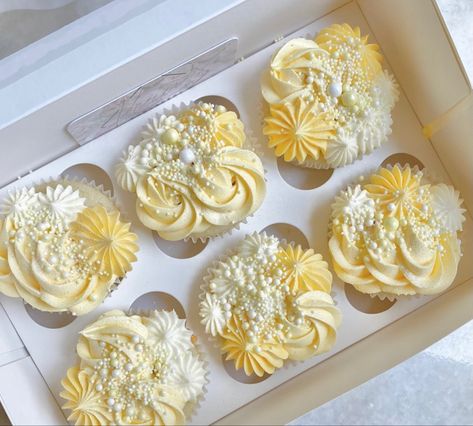 White And Yellow Cupcakes, Light Yellow Cupcakes, Pastel Yellow Cupcakes, Yellow Birthday Cupcakes, Gold Flower Cupcakes, Yellow Cupcakes Decoration, Prom Cupcakes, Summer Brownie, Cupcake Icing Designs